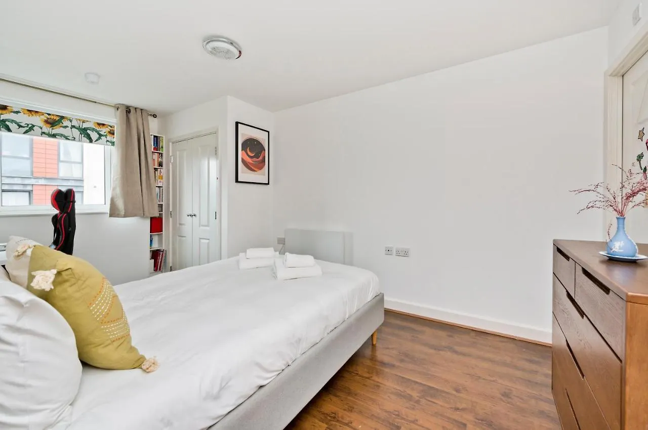 Apartment Bright Greenwich Flat Near Canary Wharf By Underthedoormat London