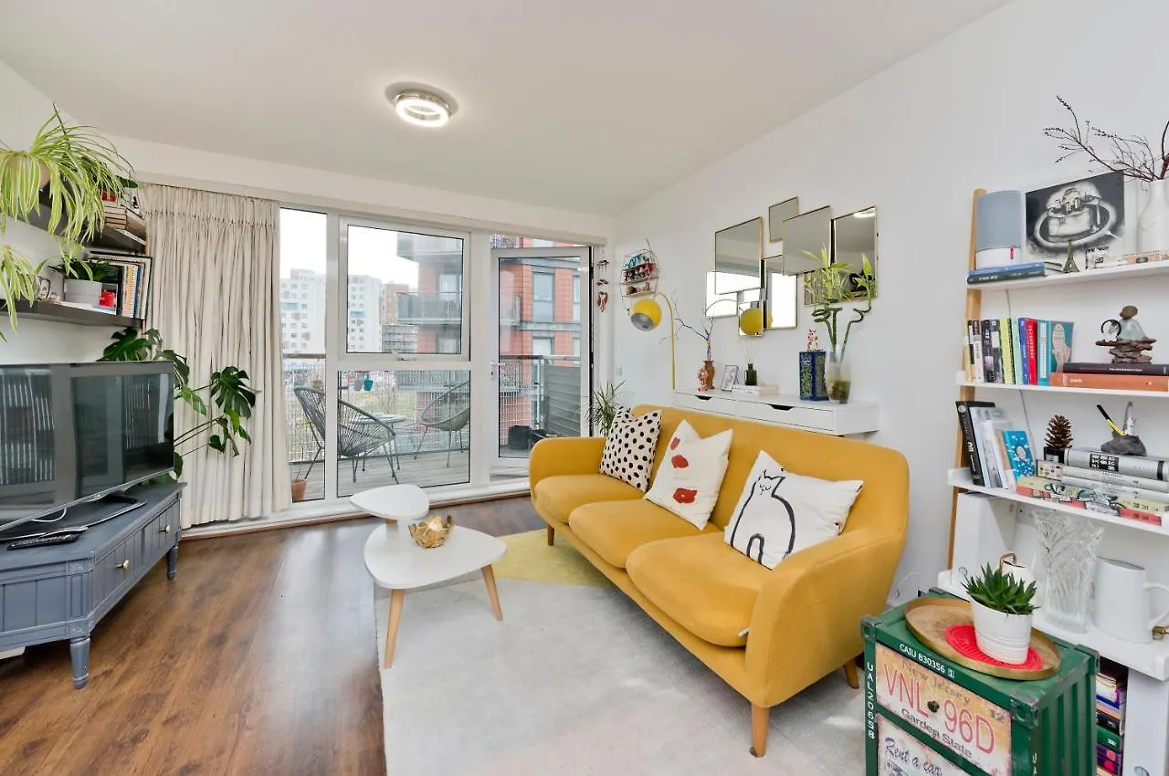Bright Greenwich Flat Near Canary Wharf By Underthedoormat contacts