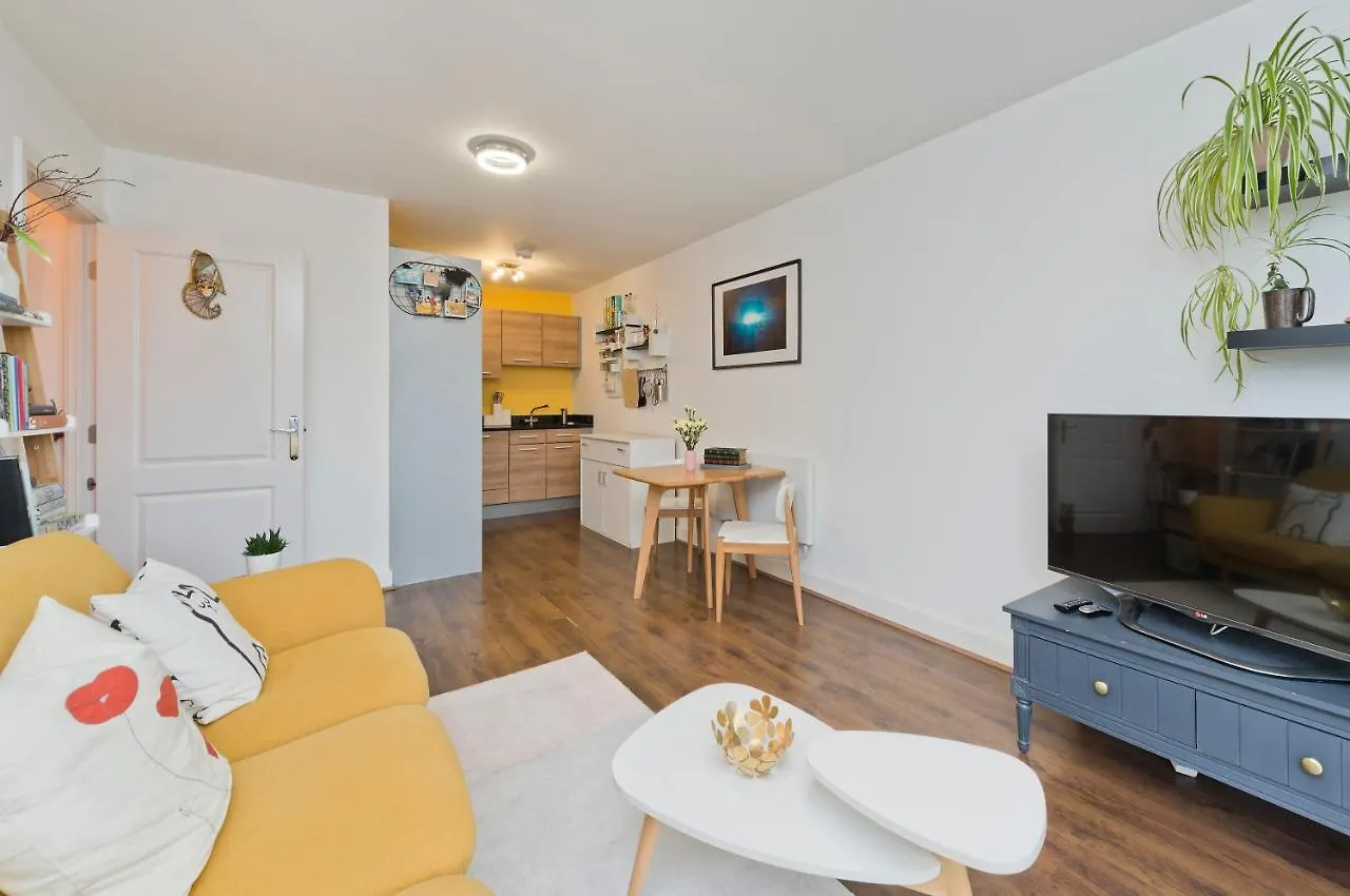 Bright Greenwich Flat Near Canary Wharf By Underthedoormat London 0*,  United Kingdom